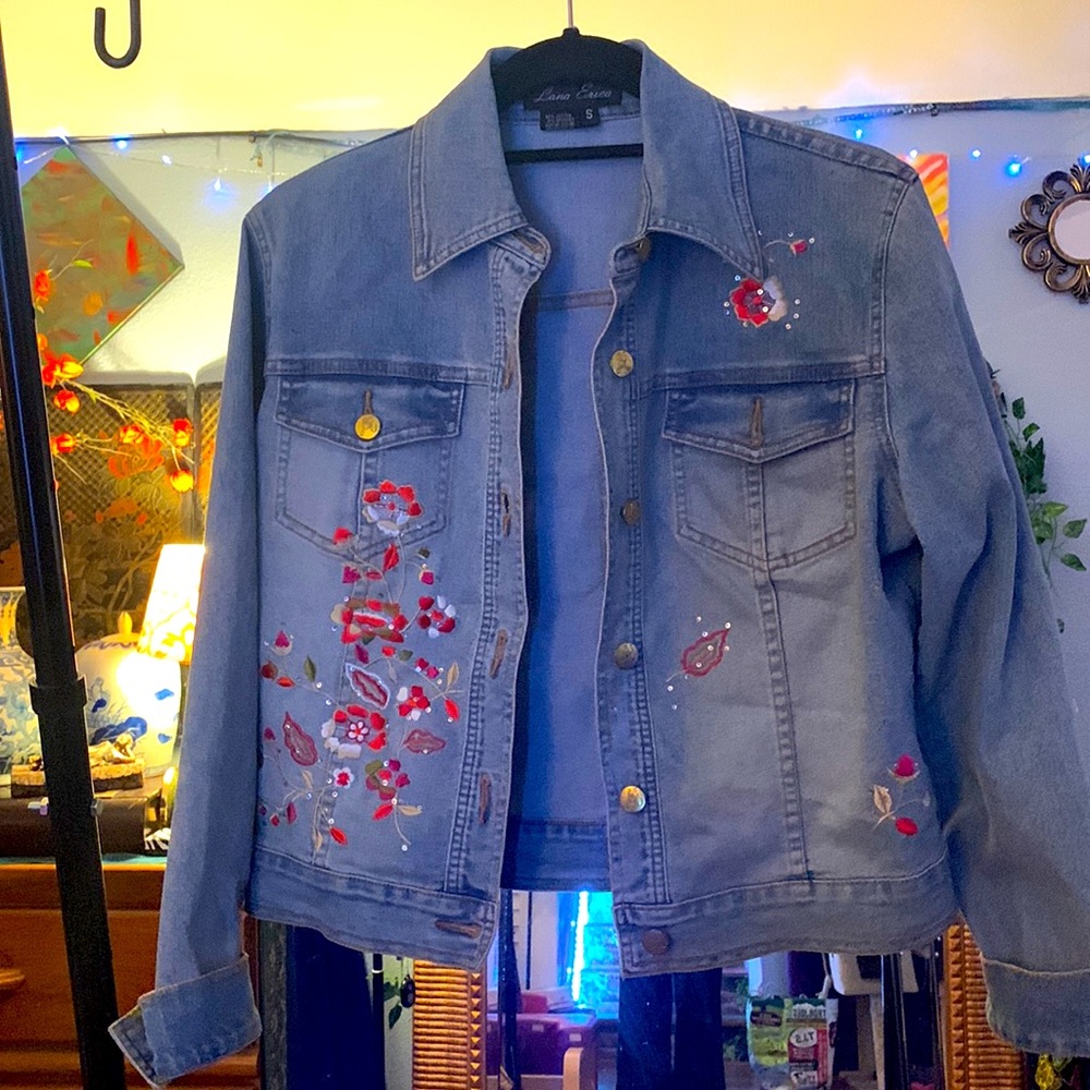 Adorable denim jacket embroidered with flowers